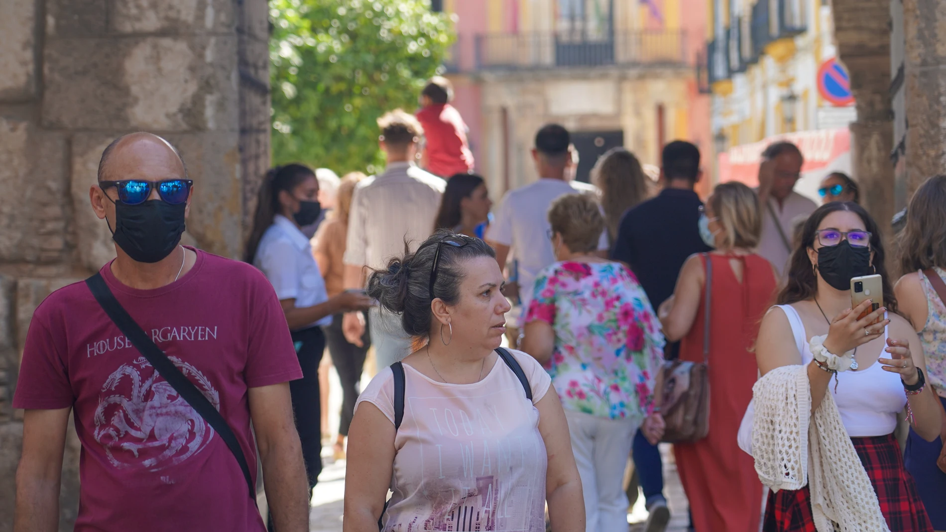 Gran cantidad de turistas por el entorno de la Catedral de Sevilla