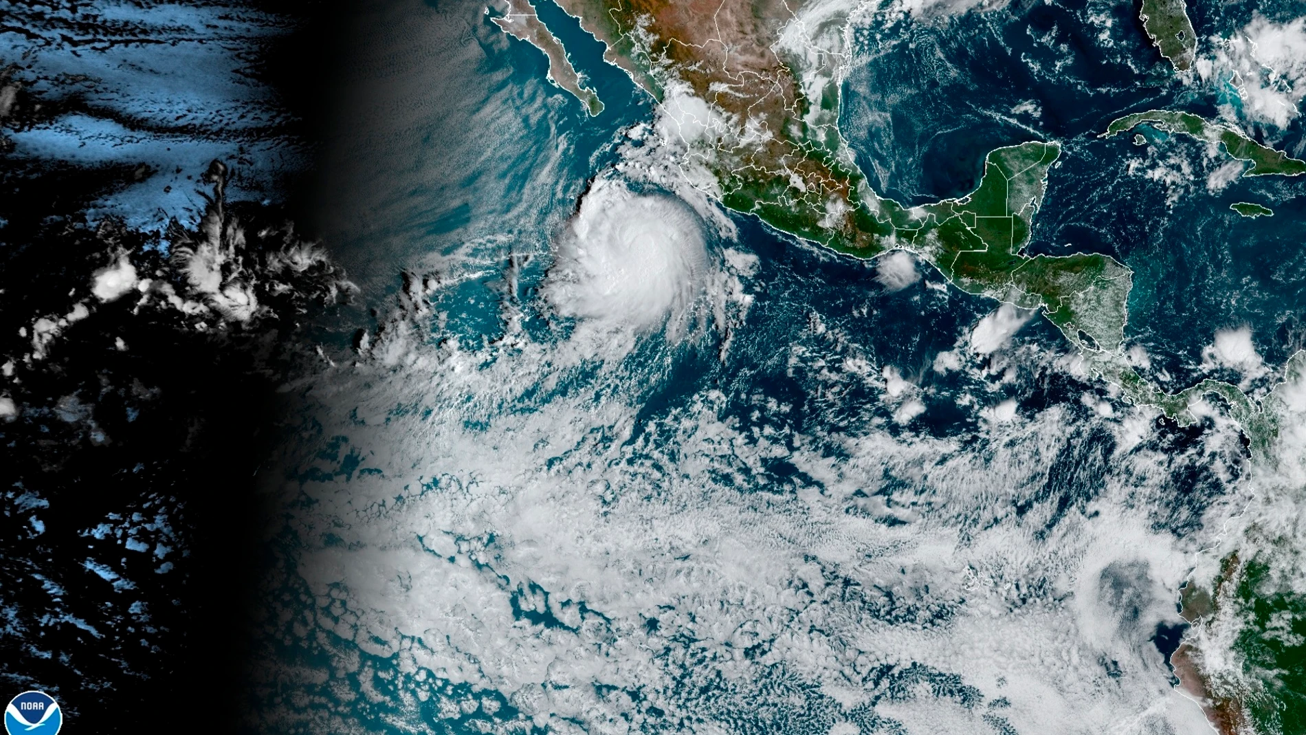 USA2542. MIAMI (ESTADOS UNIDOS), 11/10/2021.- Imagen cedida hoy por la Oficina Nacional de Administración Oceánica y Atmosférica (NOAA) de Estados Unidos a través del Centro Nacional de Huracanes (NHC) donde se muestra la localización de la tormenta tropical Pamela en el Pacífico mexicano. La tormenta tropical Pamela dejará lluvias muy fuertes en varios estados del Pacífico mexicano en las próximas horas, según informó este lunes el Servicio Meteorológico Nacional (SMN). EFE/NOAA-NHC /SOLO USO EDITORIAL/NO VENTAS/SOLO DISPONIBLE PARA ILUSTRAR LA NOTICIA QUE ACOMPAÑA/CRÉDITO OBLIGATORIO