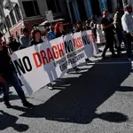 En la imagen, varias personas protestan contra el certificado covid en Génova (Italia)