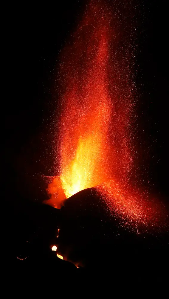 El volcán de La Palma continúa con una gran actividad tras derrumbarse el flanco norte del cono y cuando se han cumplido este domingo tres semanas de su entrada en erupción.