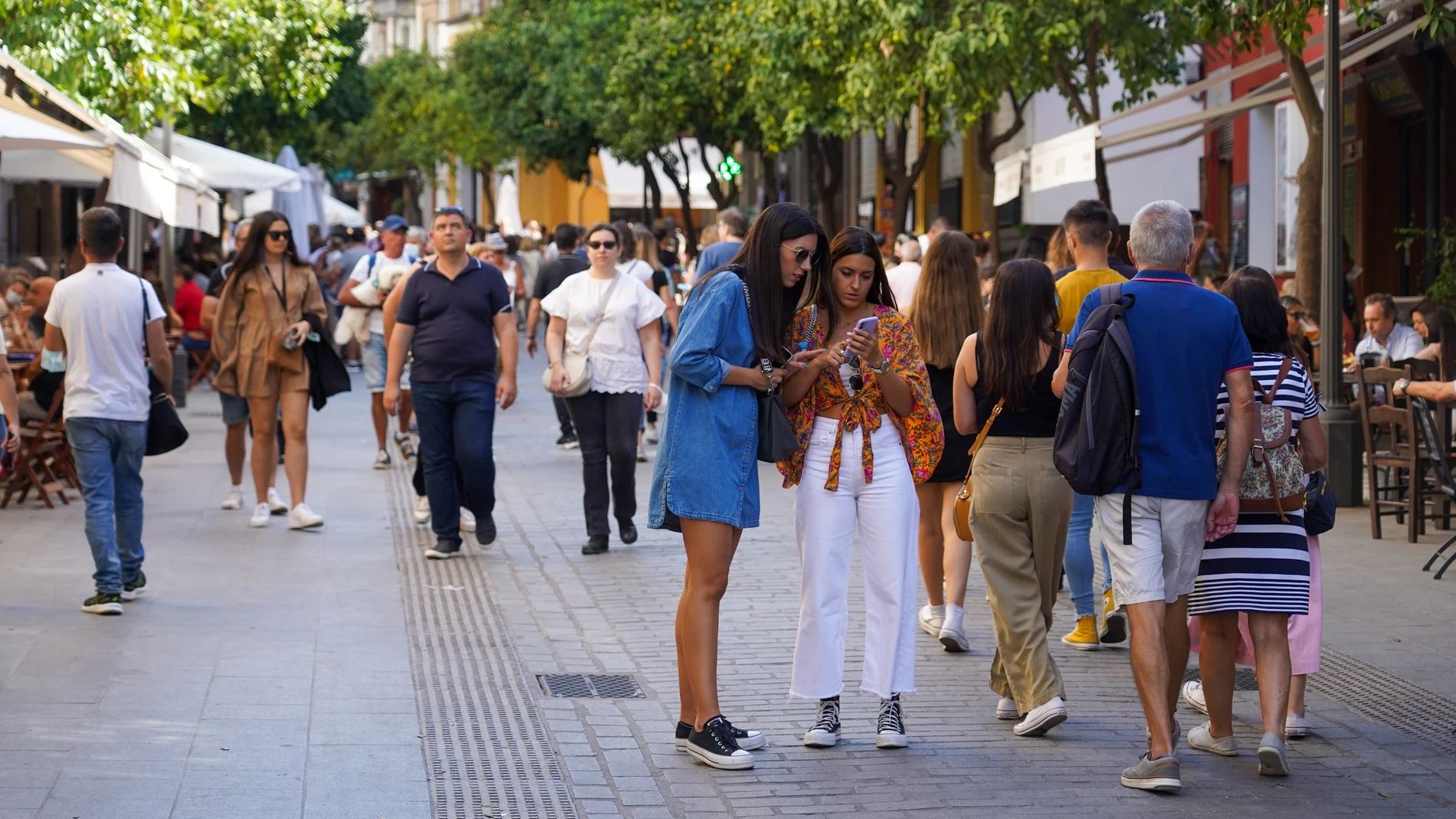 Gran cantidad de turistas por el entorno de la Catedral de Sevilla este octubre. Eduardo Briones / Europa Press