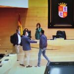 Momento en el que el procurador socialista se abalanza sobre el del Partido Popular