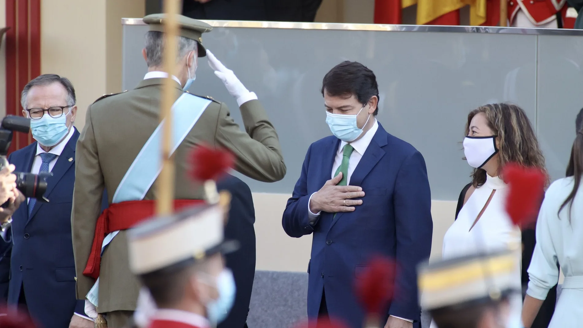 El presidente Fernández Mañueco saluda a Su Majestad el rey, Felipe VI, durante lo actos de la Fiesta Nacional en Madrid