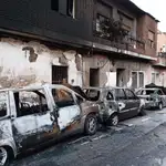 Un hombre provoca un incendio tras prender fuego a siete coches