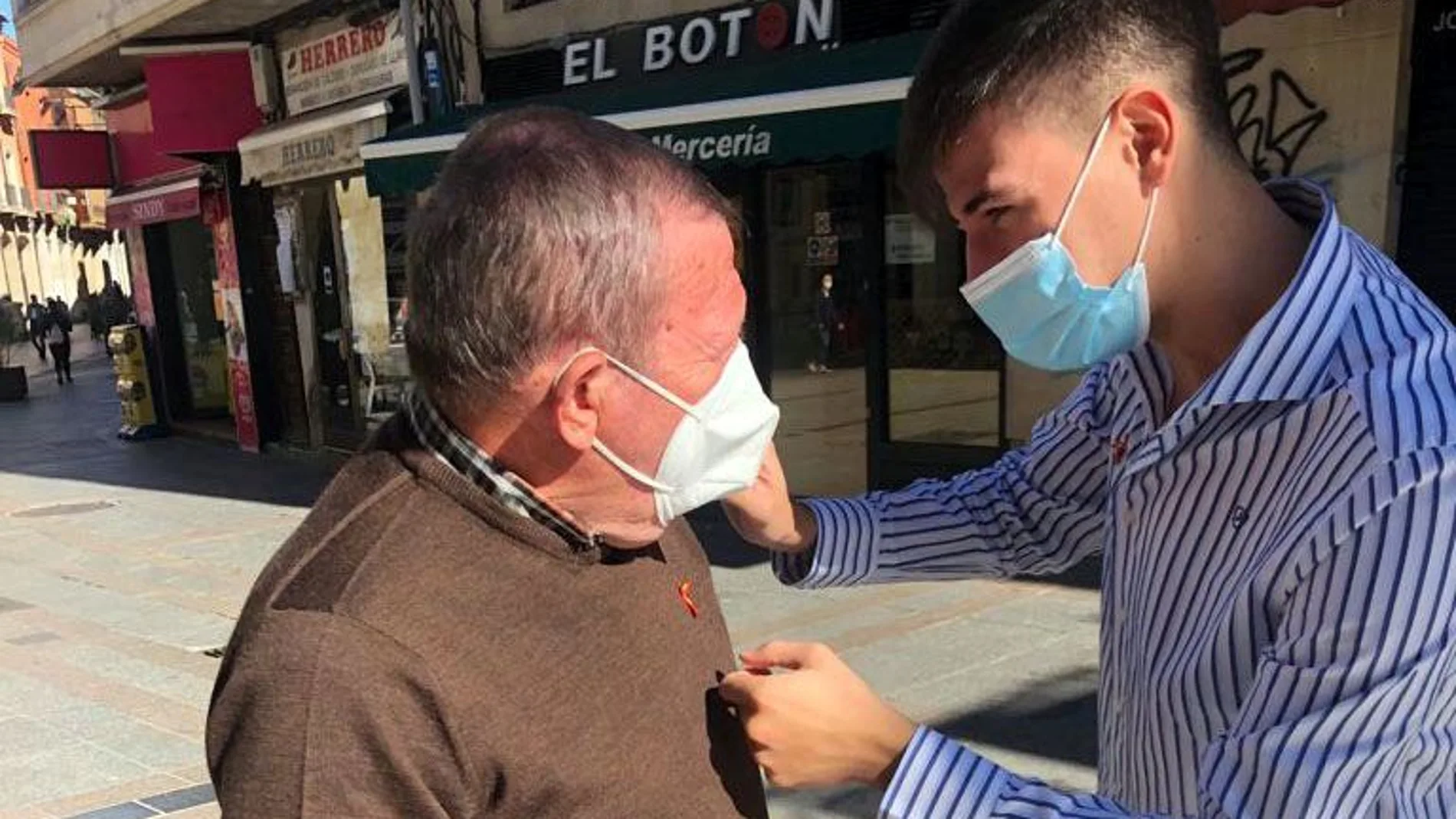 Nuevas Generaciones Palencia celebran un acto en la calle Mayor con motivo del Día de la Hispanidad
