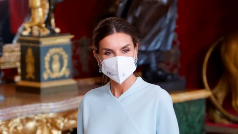 La reina Letizia a su llegada a la recepción ofrecida por los reyes en el Palacio Rea. EFE/ Mariscal