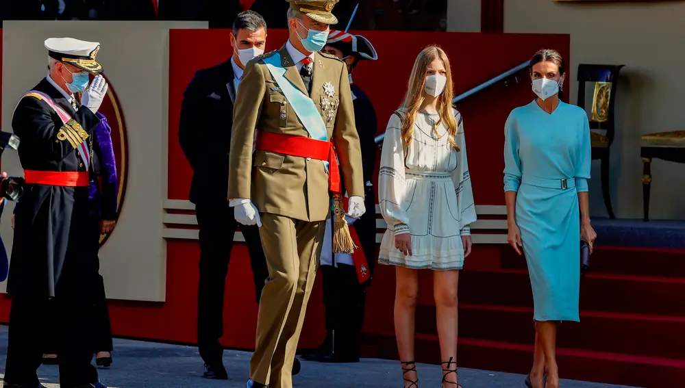 El rey Felipe VI (3d), la reina Letizia (d), la infanta Sofía (2d) y el presidente del Gobierno, Pedro Sánchez (4d), asisten al desfile militar. EFE/Chema Moya