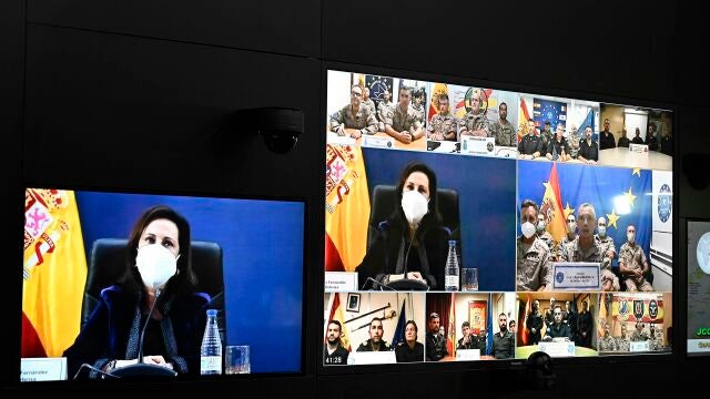 La ministra de Defensa, Margarita Robles, felicita por videoconferencia a los militares desplegados en el exterior, con motivo del Día de la Fiesta Nacional