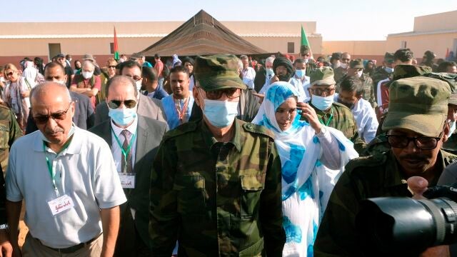 Brahim Ghali (centro) en el campo de refugiados de Dakhla, en Argelia, en octubre del pasado año
