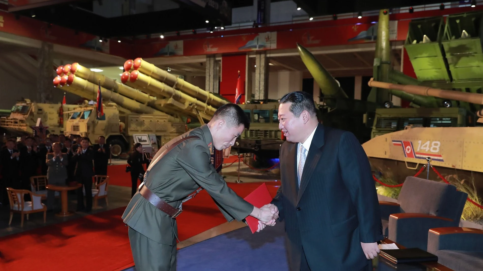 Kim Jong Un en una exhibición de armamento en Corea del Norte