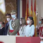 (I-D) El ministro de Deporte y Cultura, Miquel Iceta; el presidente del Gobierno, Pedro Sánchez; el rey Felipe VI; la infanta Sofía; y la reina Letizia, durante el acto solemne de homenaje a la bandera nacional