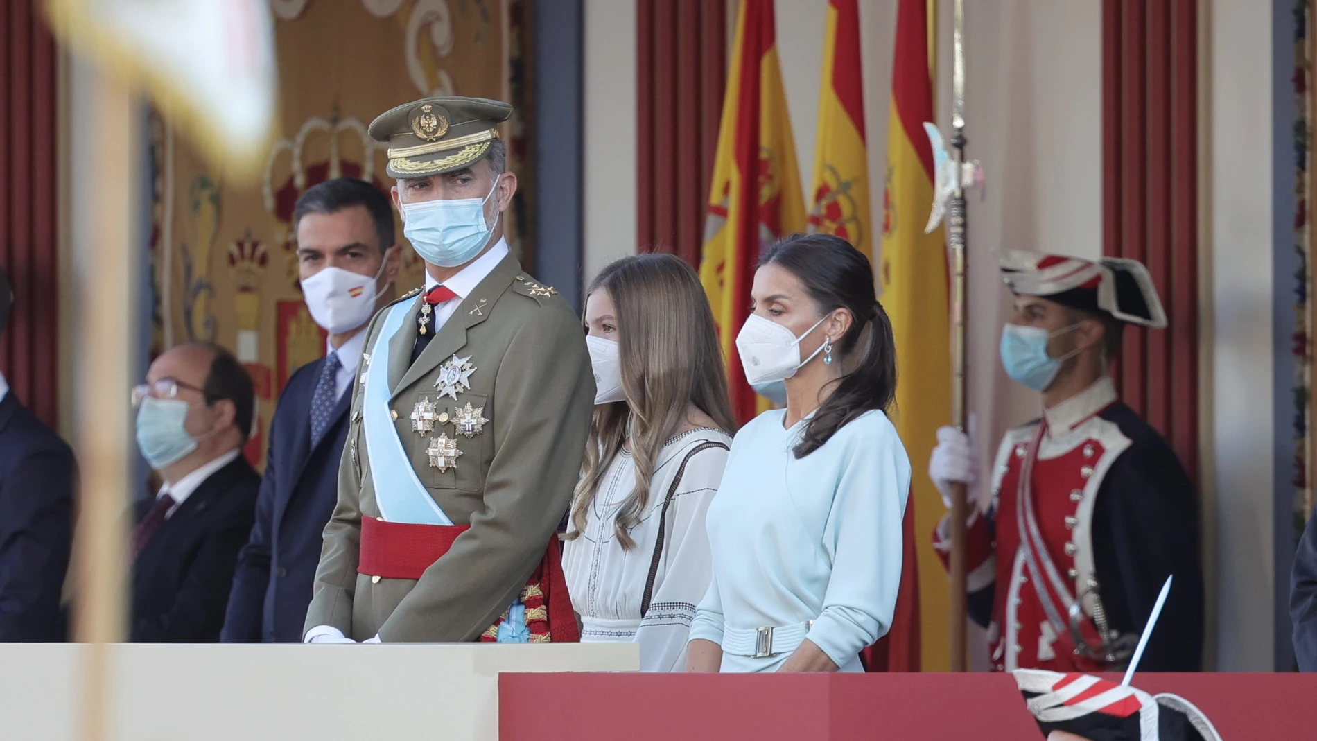 (I-D) El ministro de Deporte y Cultura, Miquel Iceta; el presidente del Gobierno, Pedro Sánchez; el rey Felipe VI; la infanta Sofía; y la reina Letizia, durante el acto solemne de homenaje a la bandera nacional