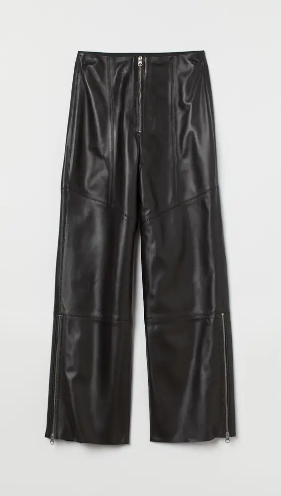 Pantalón de piel con detalle de cremalleras, de H&M