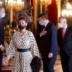 El presidente de la Comunidad Valenciana Ximo Puig (3d) saluda al rey Felipe VI (2i) y la reina Letizia (i) durante la recepción ofrecida por los reyes en el Palacio Real con motivo de la Fiesta Nacional del 12 de Octubre, este martes. EFE/ Mariscal