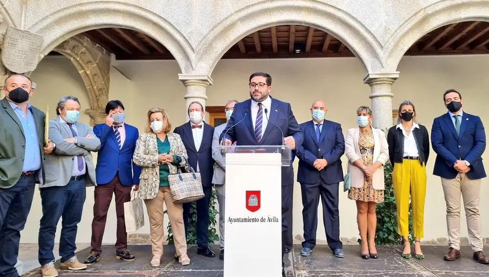 El alcalde de Ávila, Jesús Manuel Sánchez Cabrera, interviene en la recepción a los abulenses ausentes