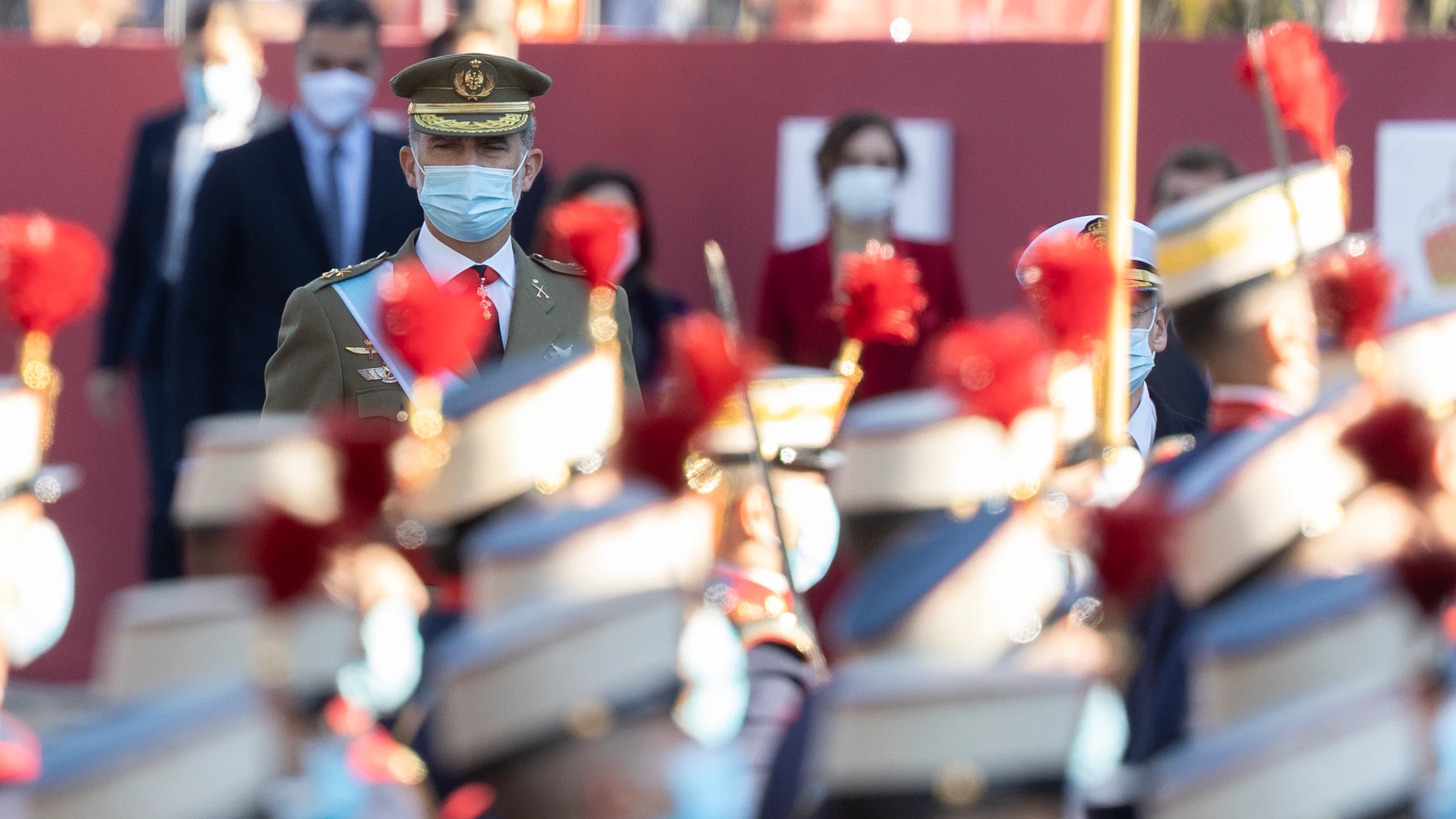 El rey Felipe VI durante el acto solemne de homenaje a la bandera nacional y desfile militar en el Día de la Hispanidad