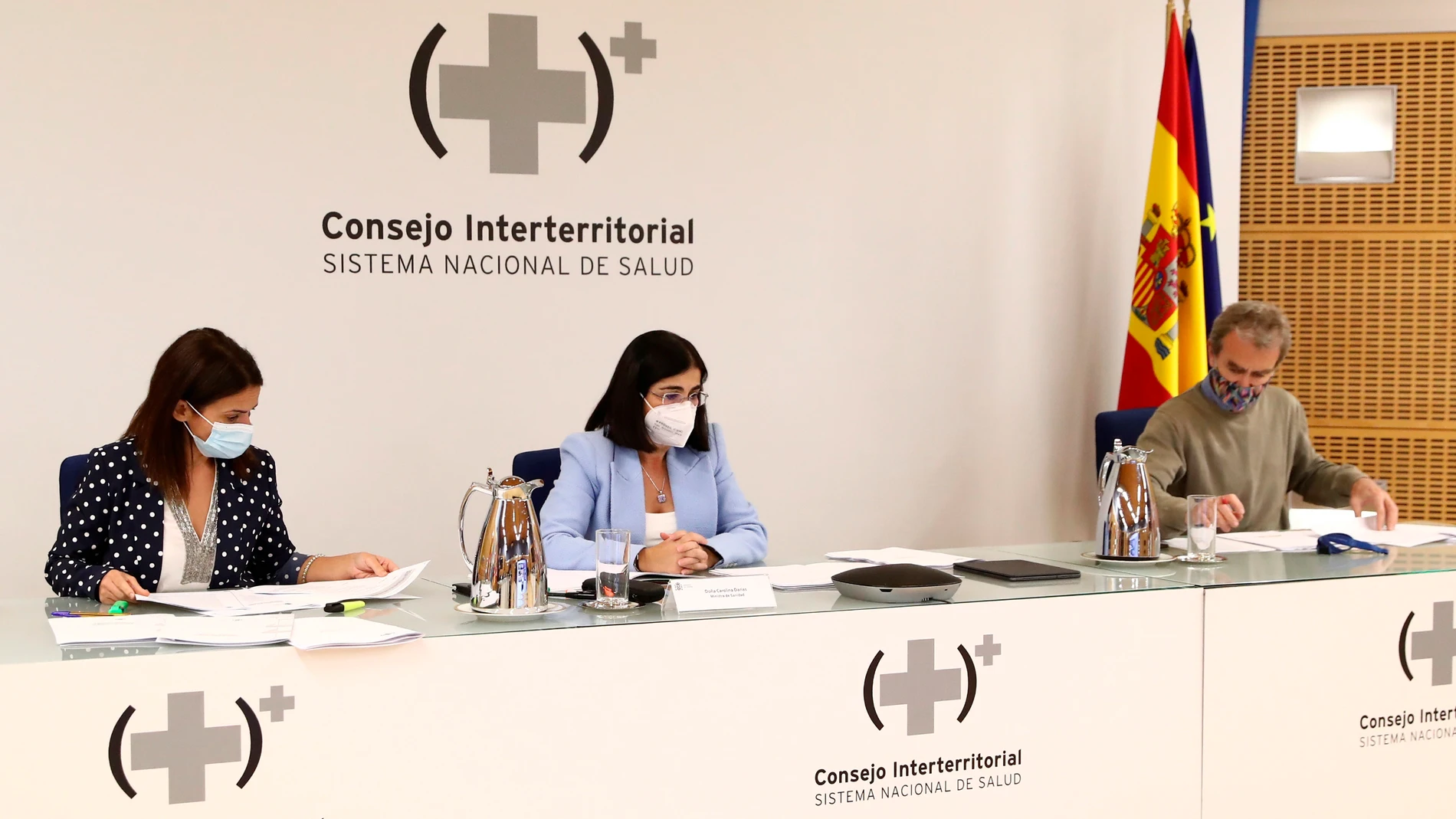 La ministra de Sanidad, Carolina Darias (c), y el director del Centro de Coordinación de Emergencias Sanitarias, Fernando Simón (d)