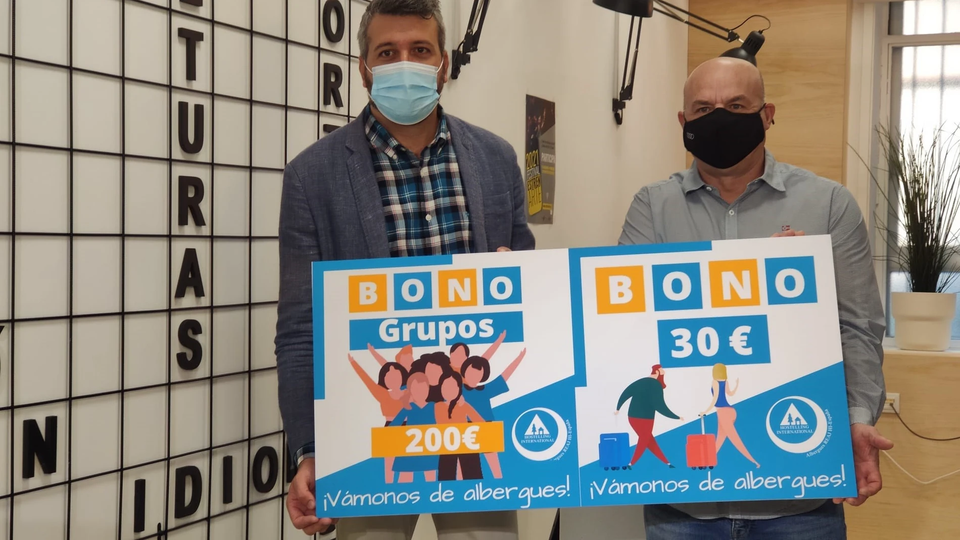 El director general de Juventud, José Manuel López, y el presidente de la Federación de Hostels de la Región de Murcia, Manuel Guillen, muestran la imagen creada para la campañaCARM13/10/2021
