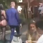 Un holandés paseando con una mujer desnuda por Medellín
