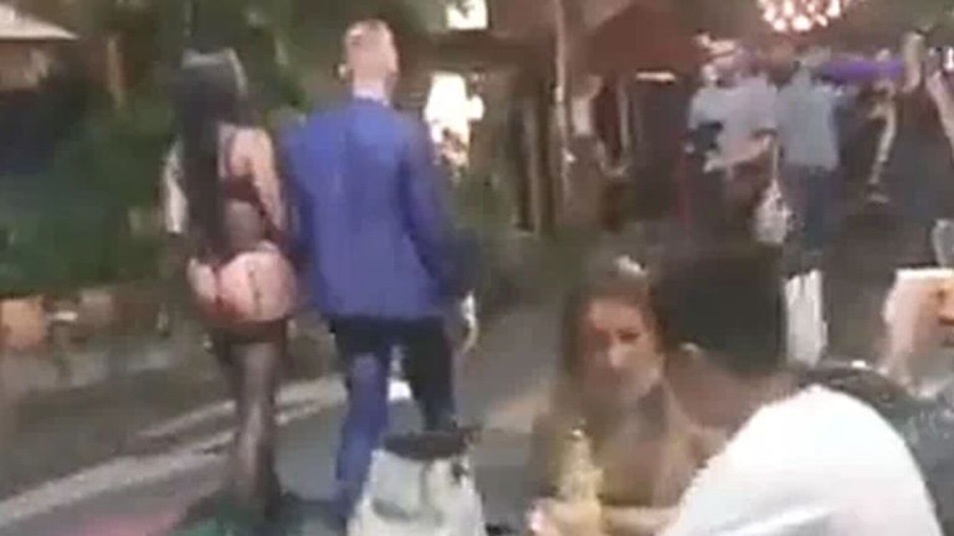El paseo que avergüenza a Medellín un holandés camina con una mujer desnuda y encadenada al cuello foto foto Foto