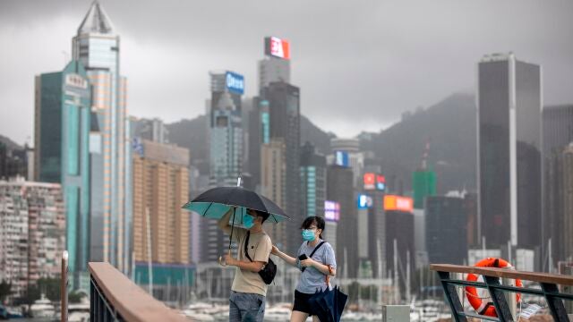 Una pareja paseando en Hong Kong