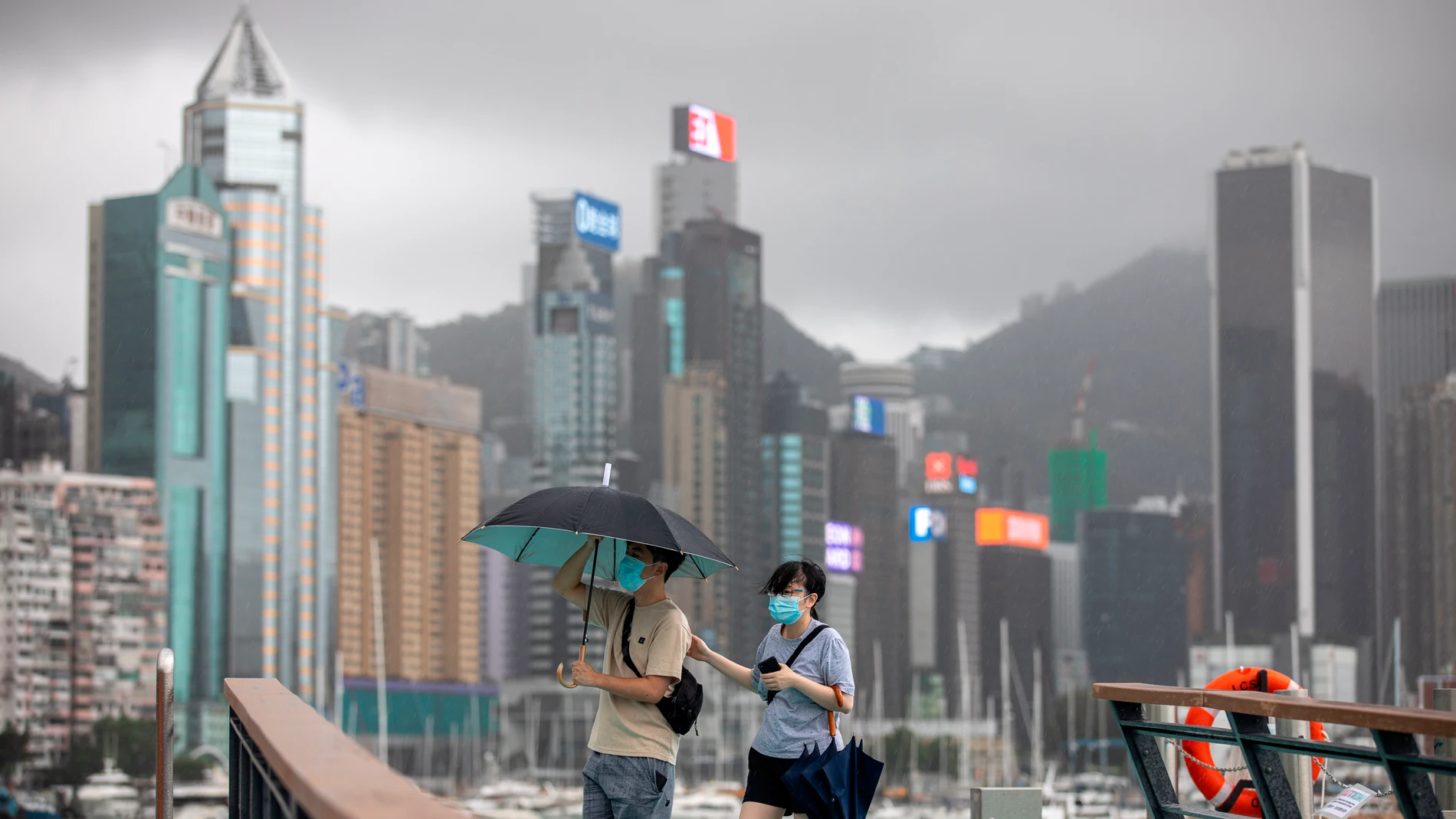 Una pareja paseando en Hong Kong