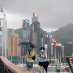 Una pareja paseando en Hong Kong
