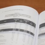 Documento del Proyecto de Ley de Presupuestos del Estado de 2022 presentado por la ministra de Hacienda a la presidenta del Congreso, en el Congreso de los Diputados, a 13 de octubre de 2021, en Madrid, (España)