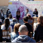 La directora del Instituto de las Mujeres, Toni Morillas (2i); la ministra de Igualdad, Irene Montero (4i), y la secretaria de Estado de Igualdad y Contra la Violencia de Género, Ángela Rodríguez (3d), durante el acto por el Día Internacional de las Mujeres Rurales