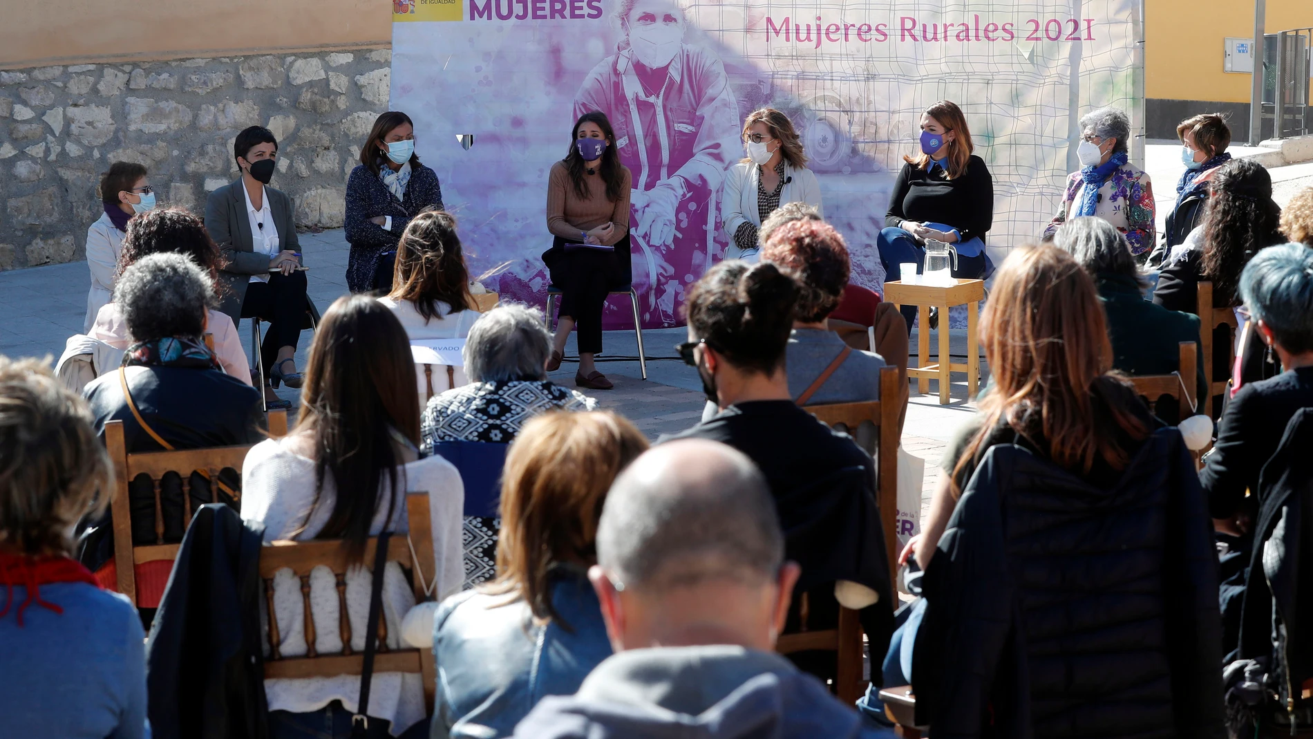 La directora del Instituto de las Mujeres, Toni Morillas (2i); la ministra de Igualdad, Irene Montero (4i), y la secretaria de Estado de Igualdad y Contra la Violencia de Género, Ángela Rodríguez (3d), durante el acto por el Día Internacional de las Mujeres Rurales