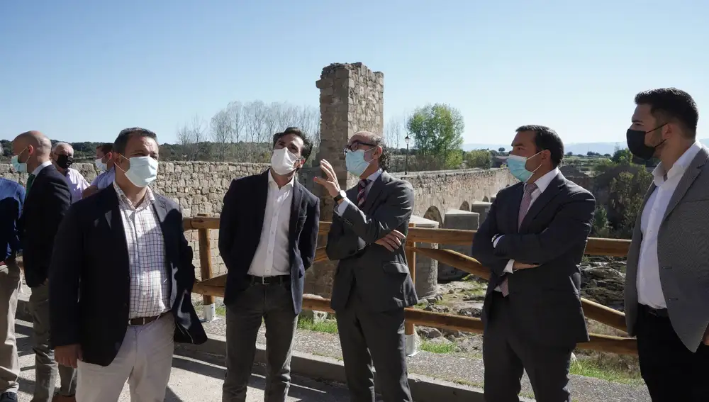 El consejero Javier Ortega visita el puente medieval de Puente del Congosto, en Salamanca