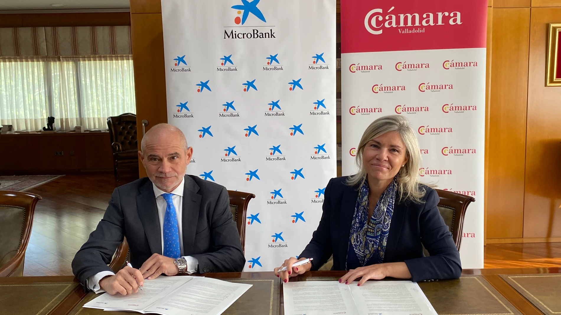 El presidente de la Cámara de Valladolid, Víctor Caramanzana, y Belén Martín, directora territorial de CaixaBank en Castilla y León, suscriben el convenio