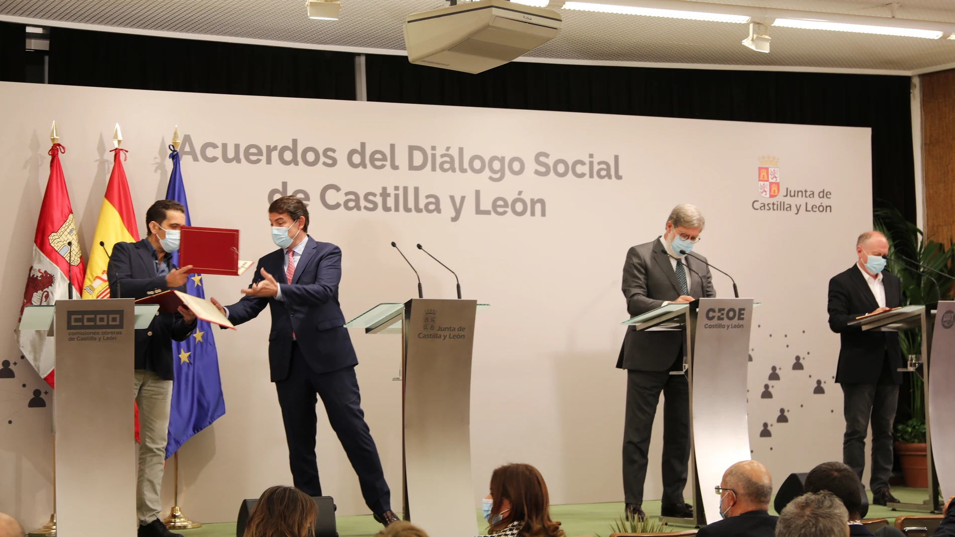 El presidente de la Junta de Castilla y León, Alfonso Fernández Mañueco, firma varios acuerdos con los agentes sociales y económicos en el marco del Consejo del Diálogo Social