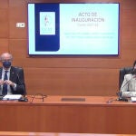 La decana de la Facultad de Ciencias Sociales y Jurídicas de la UCAV de quien depende este Máster, Lourdes Miguel; y el director del Máster Francisco Javier Hernández Varas, inauguran el curso