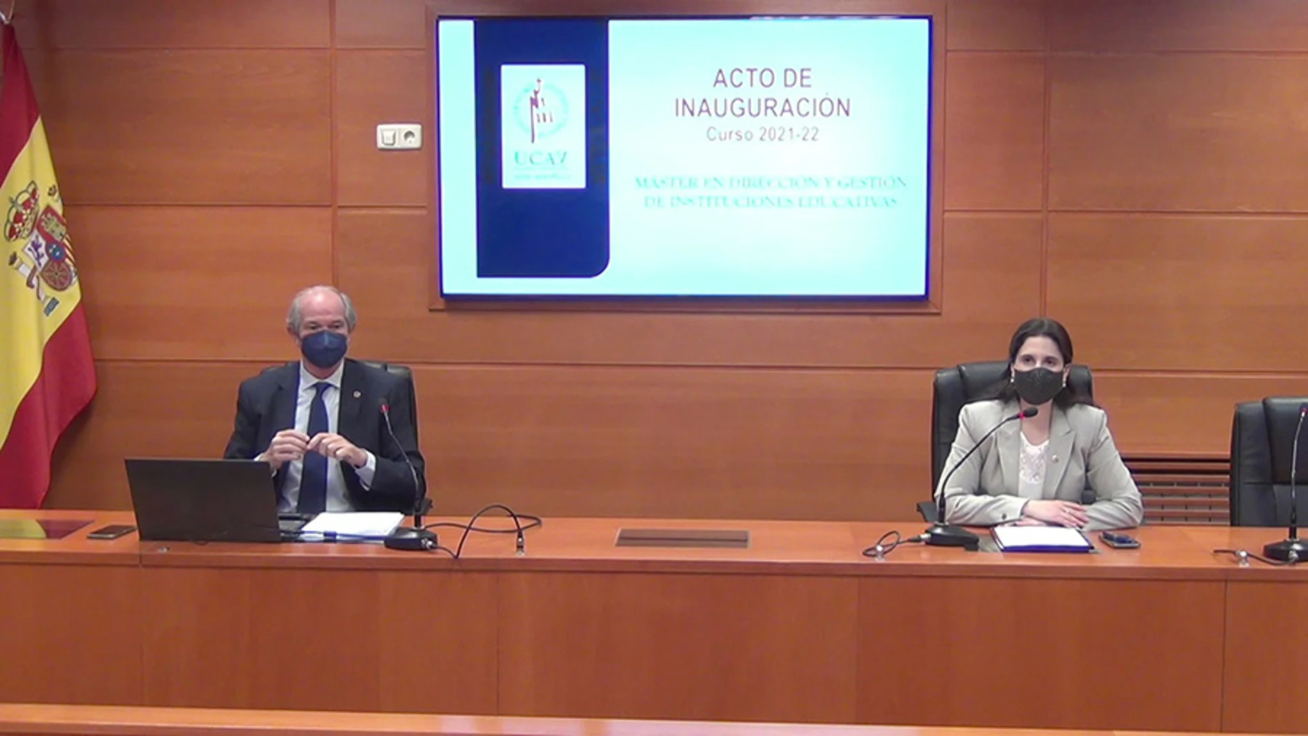 La decana de la Facultad de Ciencias Sociales y Jurídicas de la UCAV de quien depende este Máster, Lourdes Miguel; y el director del Máster Francisco Javier Hernández Varas, inauguran el curso