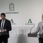El vicepresidente de la Junta, Juan Marín (i), y el consejero de la Presidencia, Elías Bendodo (d)