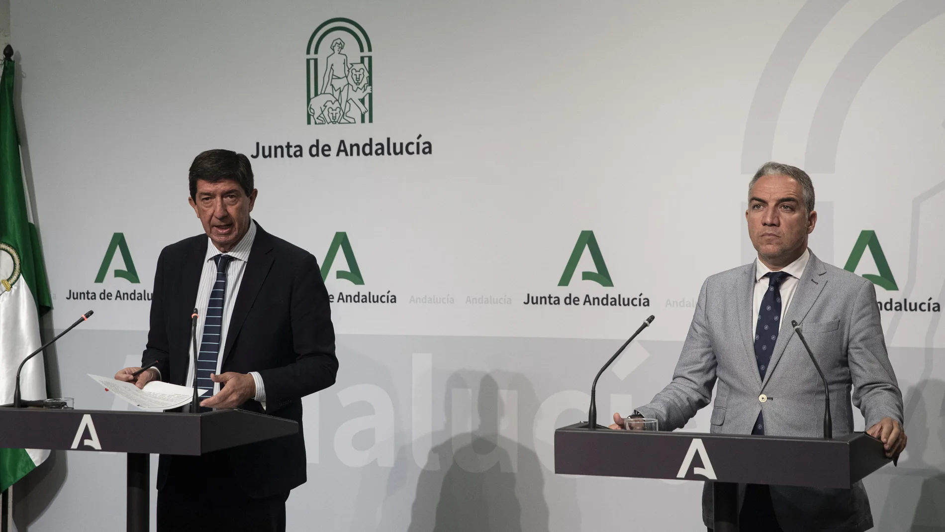 El vicepresidente de la Junta, Juan Marín (i), y el consejero de la Presidencia, Elías Bendodo (d)