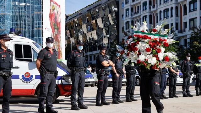 Agentes de la Ertzaintza de la comisaría de Bilbao homenajean este miércoles a su compañero Txema Aguirre, asesinado por ETA hace 24 años