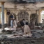 Interior de la mezquita de Kunduz tras el atentado (AP Photo/Abdullah Sahil)