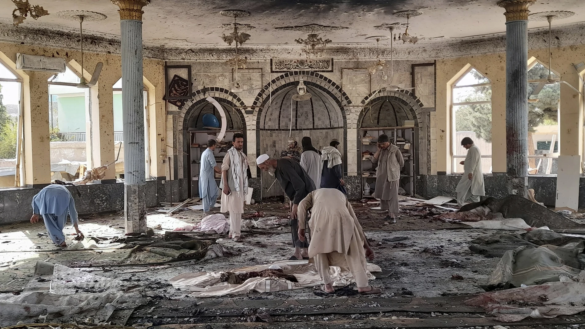 Interior de la mezquita de Kunduz tras el atentado (AP Photo/Abdullah Sahil)
