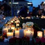 Vecinos de Kongsberg depositan flores en el lugar del crimen