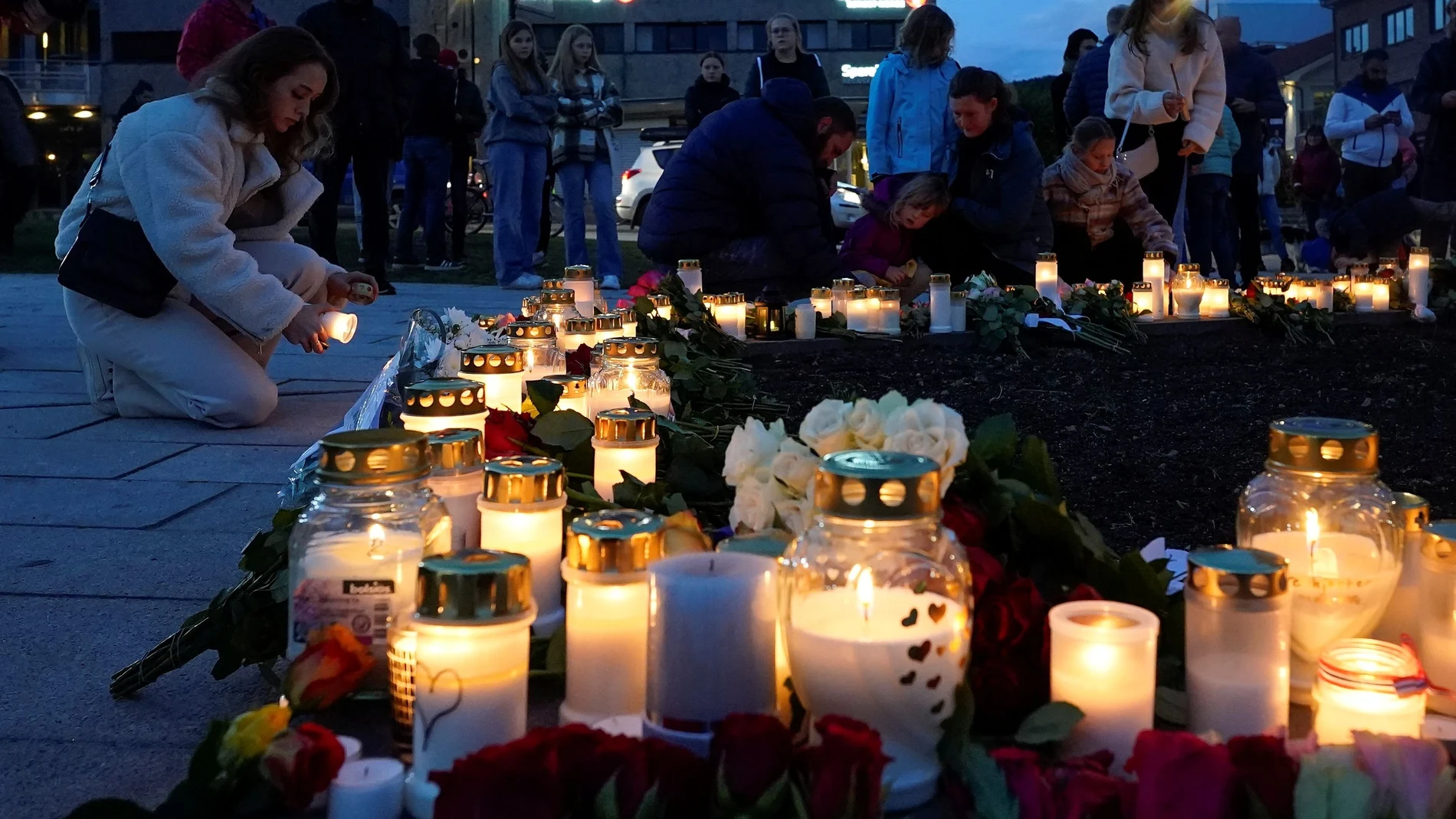Vecinos de Kongsberg depositan flores en el lugar del crimen