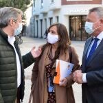 El vicesecretario general y secretario de comunicación de Ciudadanos, Daniel Pérez, y la coordinadora autonómica de Ciudadanos Castilla y León, Gemma Villarroel, conversan tras atender a la prensa en Burgos