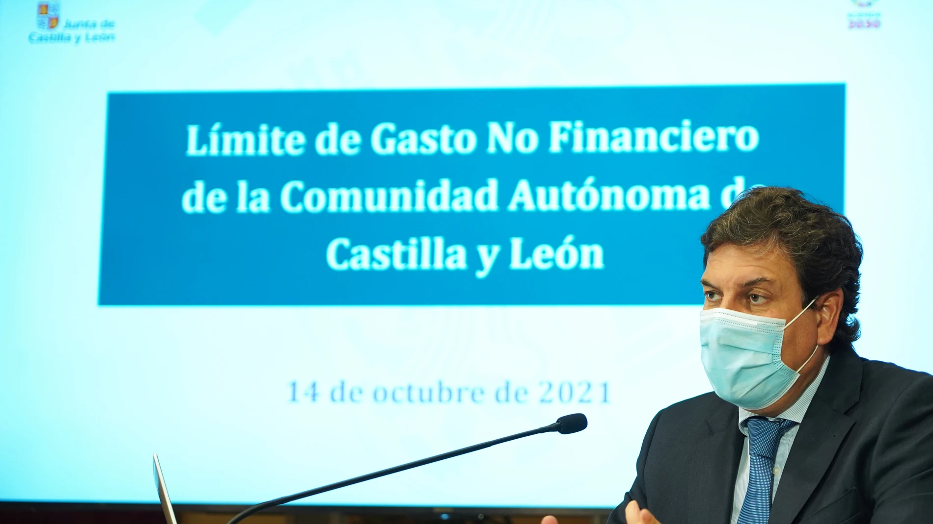 El consejero de Economía y Hacienda, Carlos Fernández Carriedo, presenta el "techo de gasto"