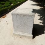 Pedestal vacío en el paseo de las Estatuas del Parque del Buen Retiro
