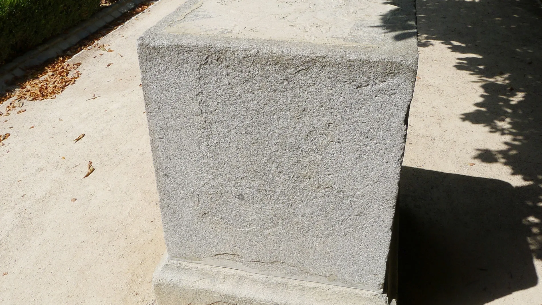 Pedestal vacío en el paseo de las Estatuas del Parque del Buen Retiro