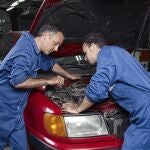 Programa Microbank. Joven mecánico en su taller de reparación de coches.CARLES NIN (Foto de ARCHIVO)03/06/2009