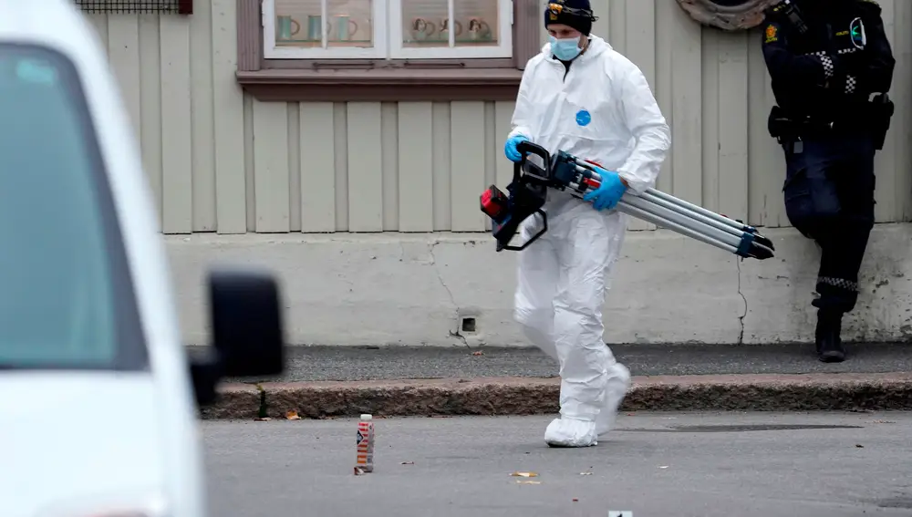 La policía noruega investiga en Kongsberg los rastros del asesino del arco que mató a cinco personas