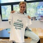 La portavoz de Más Madrid en la Asamblea, Mónica García, con la camiseta que creó con el lema "A mí también me ha insultado Ayuso, ¿y a ti?"