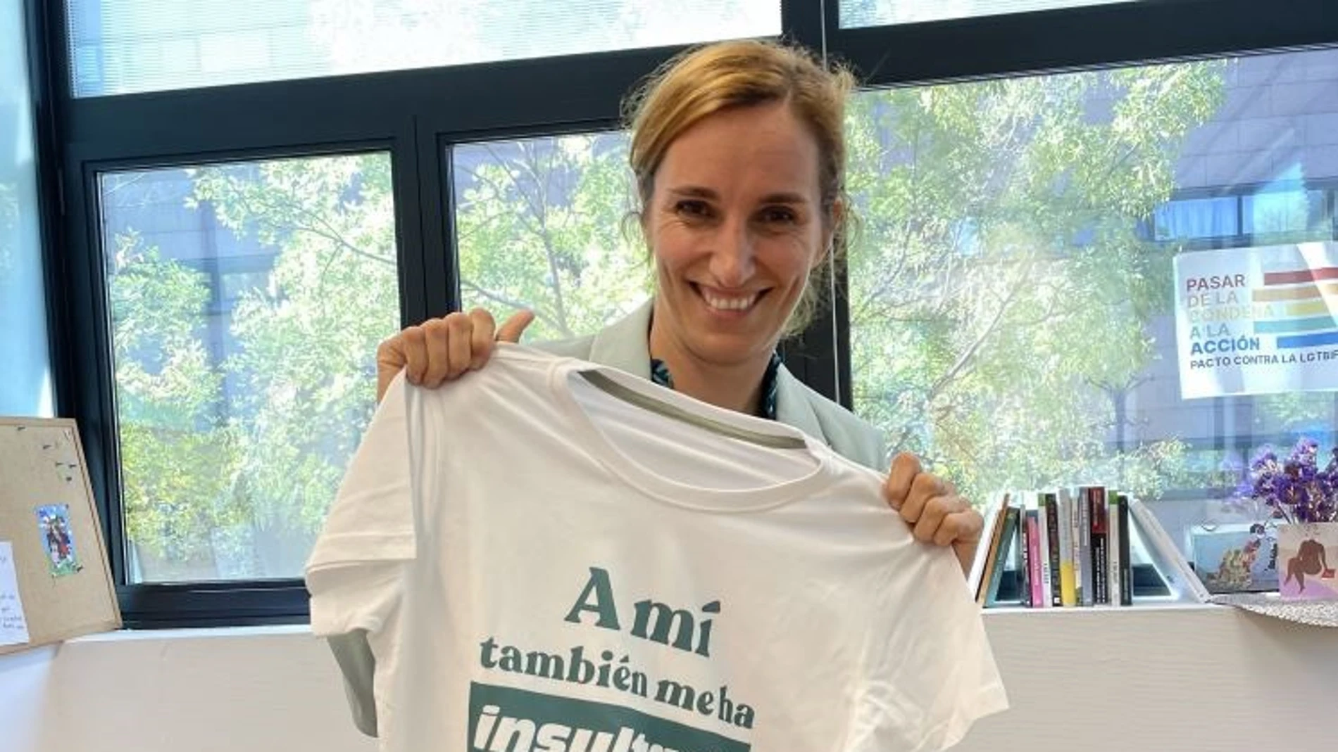 La portavoz de Más Madrid en la Asamblea, Mónica García, con la camiseta que creó con el lema "A mí también me ha insultado Ayuso, ¿y a ti?"